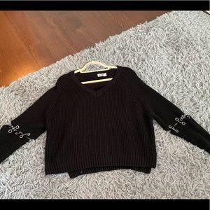 WOMAN’S BLACK VNECK SWEATER